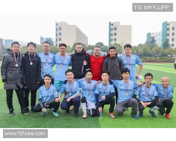 重庆足球队亚运会逆袭之旅展现拼搏精神与团结力量